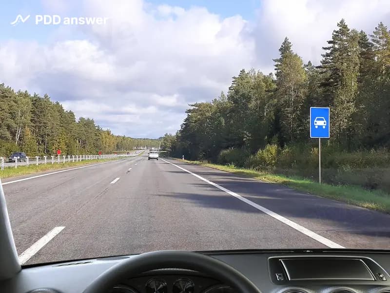 Разрешено ли Вам при управлении легковым автомобилем двигаться со скоростью менее 40 км/ч в показанной ситуации за дорожным знаком?