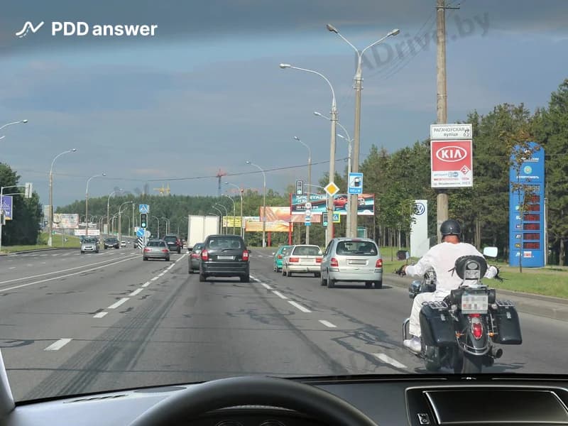 В транспортном потоке безопаснее всего двигаться со скоростью: