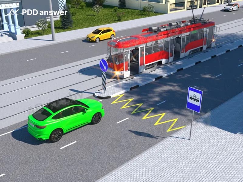 Разрешено ли водителю зелёного автомобиля возобновить движение, если у стоящего трамвая двери открыты, а пешеходы на проезжей части дороги отсутствуют?