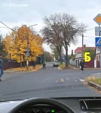 В показанной ситуации Вы намерены повернуть направо. Как Вам следует поступить?