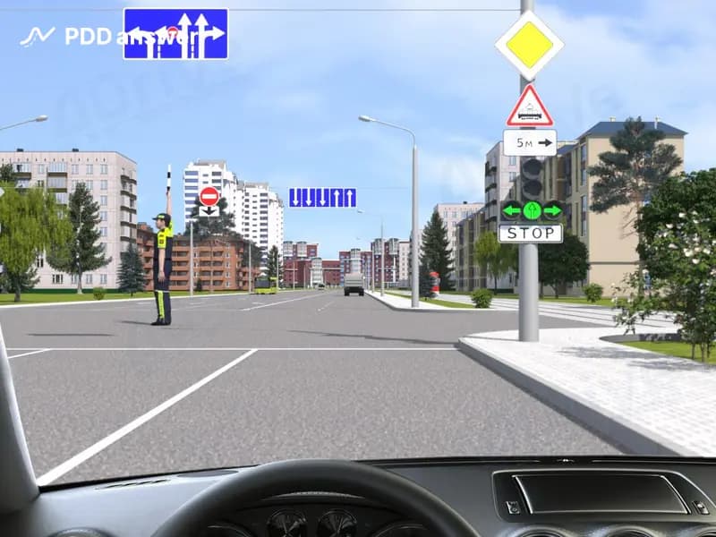 Рука регулировщика с жезлом поднята вверх. В показанной ситуации Вы: