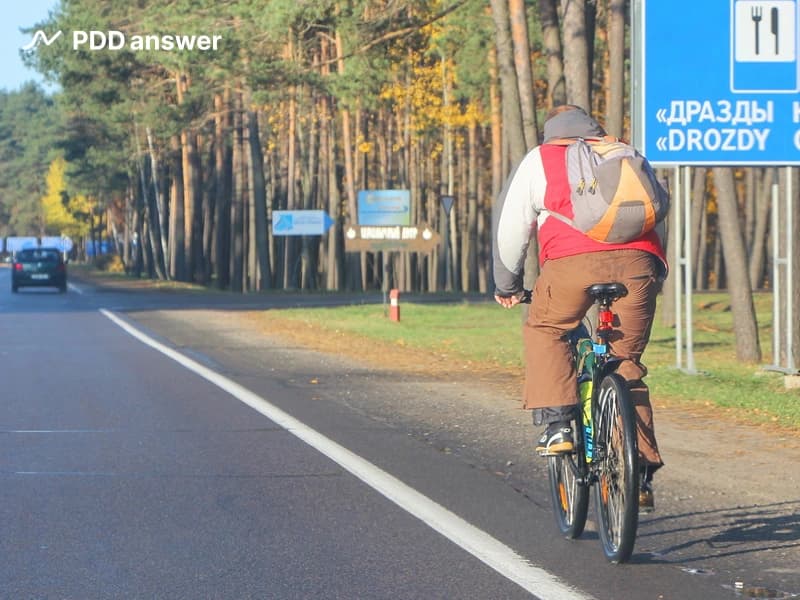 Должен ли велосипедист спешиваться при проезде перекрёстка, двигаясь по линии обочин?