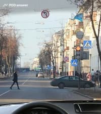 В каких направлениях Вам разрешено продолжить движение, управляя легковым автомобилем, после включения разрешающего сигнала светофора?