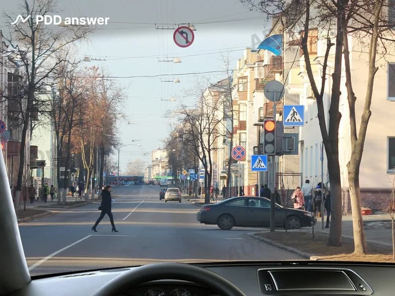 В каких направлениях Вам разрешено продолжить движение, управляя легковым автомобилем, после включения разрешающего сигнала светофора?