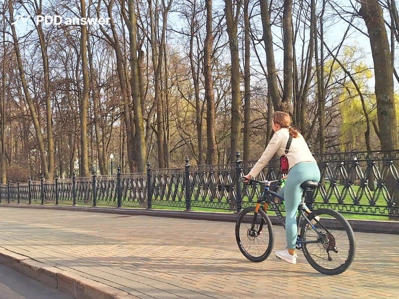 При движении по тротуару в населённом пункте велосипедист: