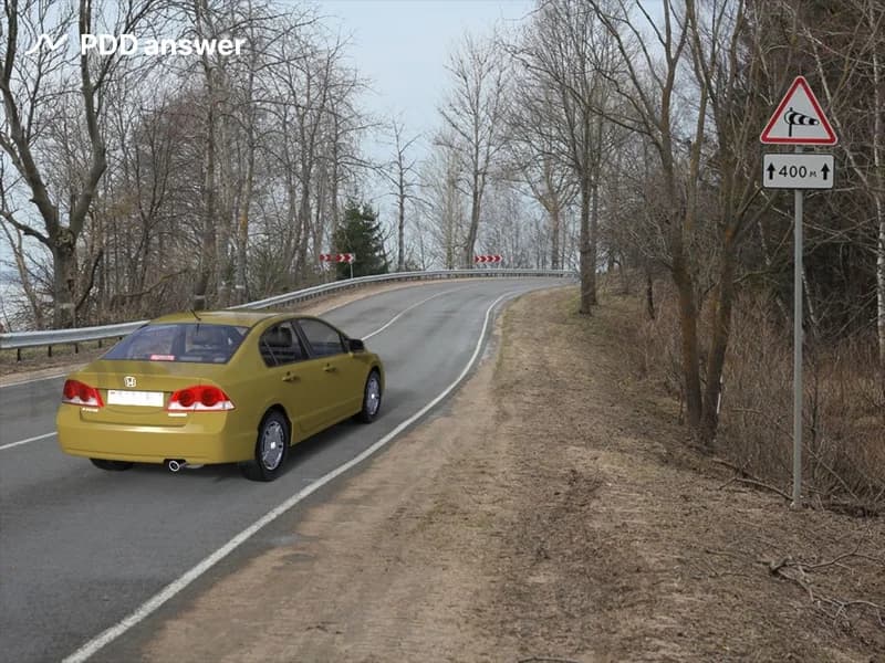 Как должен поступить водитель при подъезде к участку дороги, обозначенному дорожным знаком «Боковой ветер»?