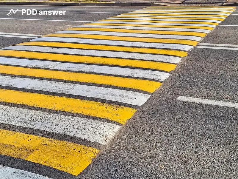 Какое назначение может иметь показанная горизонтальная дорожная разметка (чередующиеся белые и жёлтые полосы)?