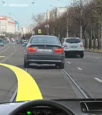 Разрешено ли Вам обогнать легковой автомобиль по трамвайным путям в показанной ситуации?