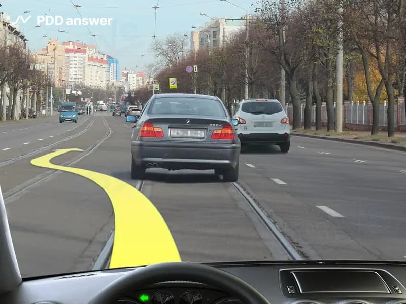 Разрешено ли Вам обогнать легковой автомобиль по трамвайным путям в показанной ситуации?