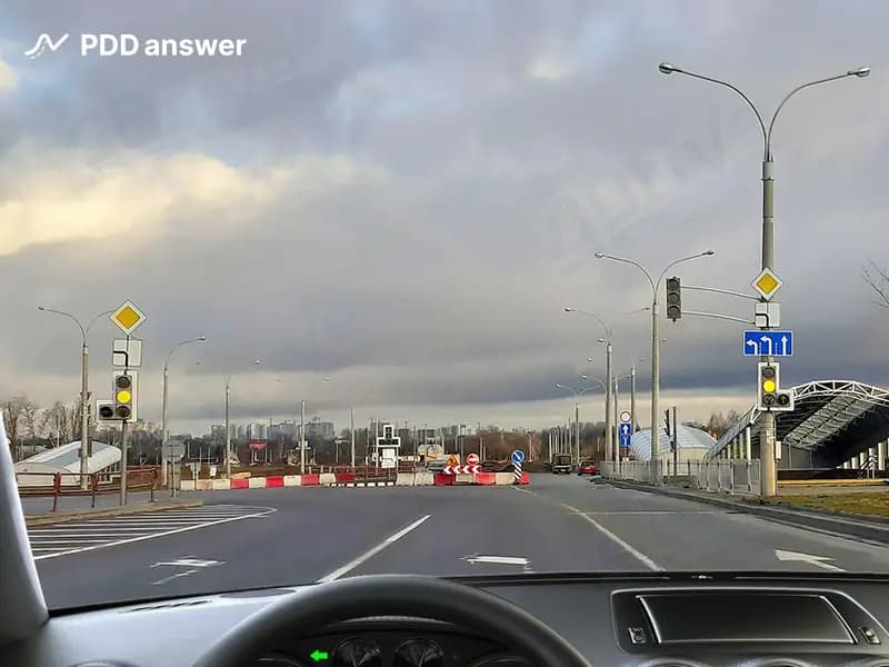 Является ли изображённый перекрёсток обозначенным, если на светофорах включён жёлтый мигающий сигнал?