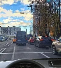 Разрешается ли Вам выехать на пешеходный переход в показанной ситуации в ожидании возможности продолжить движение?