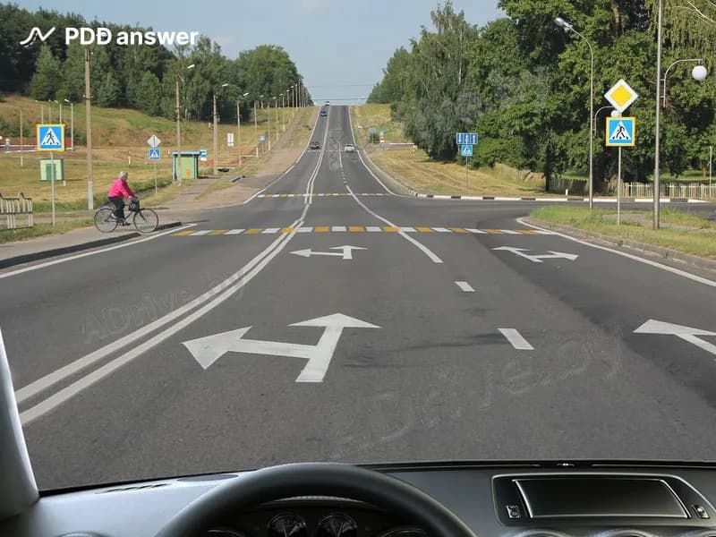 Подъезжая к нерегулируемому пешеходному переходу, Вы замечаете велосипедиста, который намерен пересечь проезжую часть, не сходя с велосипеда. Как следует поступить в складывающейся ситуации?