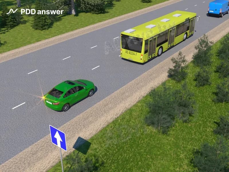 Какую полосу из свободных разрешается занимать водителю зелёного легкового автомобиля для движения по данной дороге вне населённого пункта в показанной ситуации?