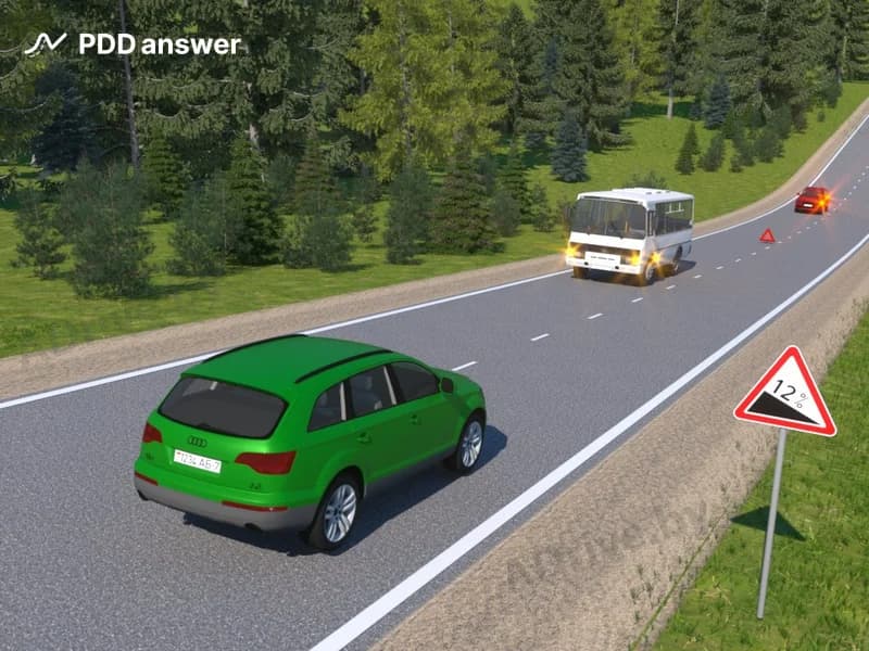 Водитель зелёного автомобиля в показанной ситуации, двигаясь на спуск: