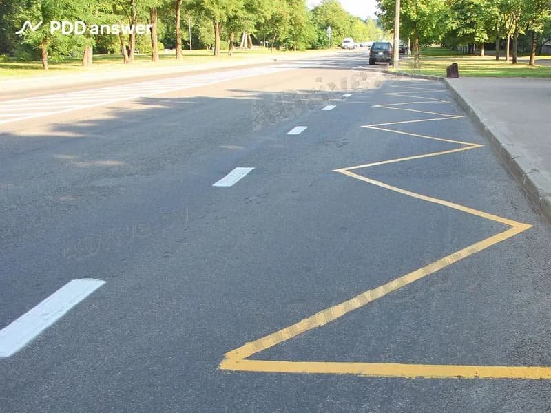 Что может обозначать показанная дорожная разметка жёлтого цвета?