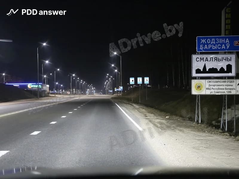 Обязан ли водитель выключить противотуманные фары (включённые в дополнение к ближнему свету фар) при въезде в населённый пункт, если дорога освещена?