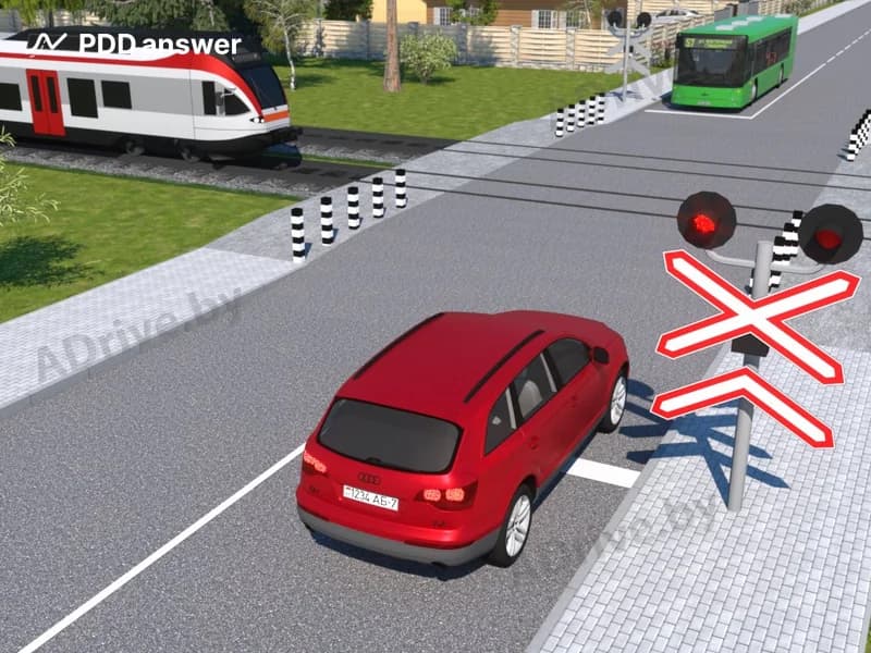 Кто из водителей остановился перед железнодорожным переездом в соответствии с Правилами дорожного движения в показанной ситуации?