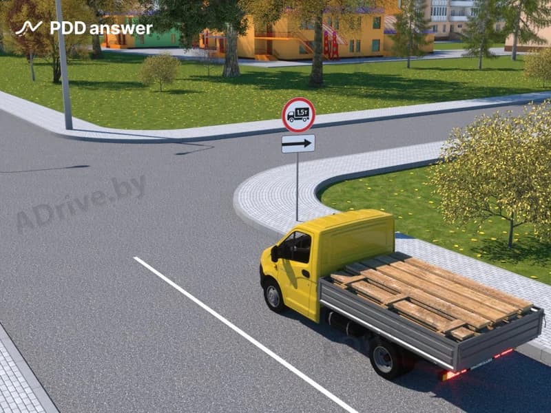 В каком из перечисленных случаев водителю грузового автомобиля разрешено повернуть направо?