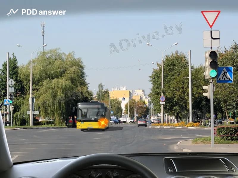 Как Вы, двигаясь прямо на перекрёстке, должны поступить в показанной ситуации?