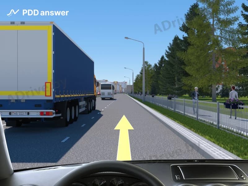 Разрешено ли Вам при управлении легковым автомобилем в показанной ситуации совершить опережение грузового автомобиля, двигаясь в крайней правой полосе движения?
