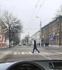 В каких направлениях из перечисленных Вам разрешено продолжить движение в показанной ситуации после того, как будет предоставлено преимущество пешеходу?