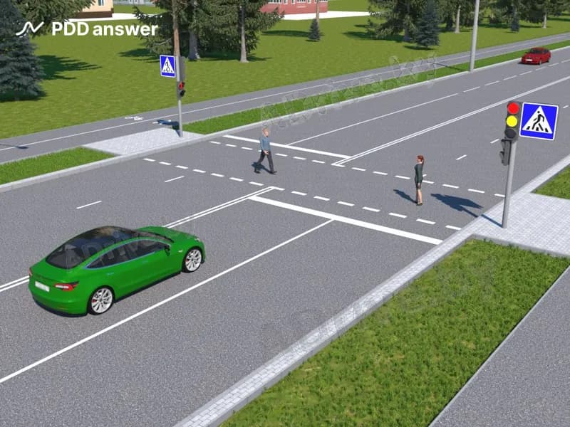 Как должен поступить водитель зелёного автомобиля при включении разрешающего сигнала транспортного светофора?