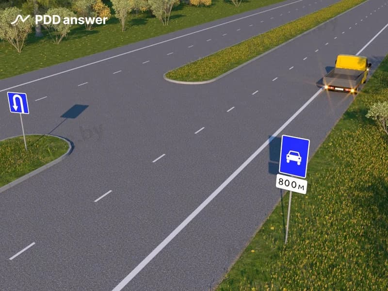 Должен ли водитель грузового автомобиля, совершившего вынужденную остановку на обочине, выставить знак аварийной остановки в показанной ситуации?