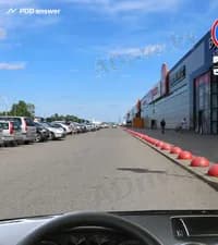 В каком из перечисленных случаев транспортное средство может быть эвакуировано при его нахождении в зоне действия показанных на рисунке дорожных знаков?