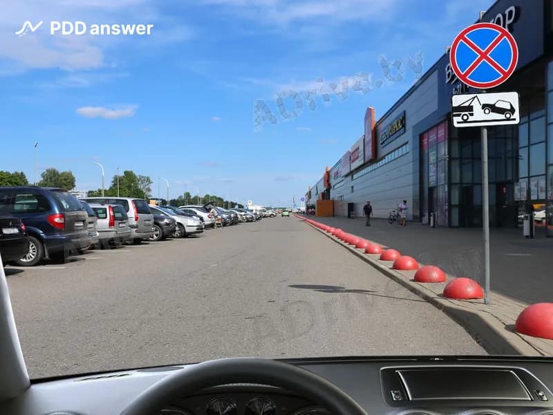 В каком из перечисленных случаев транспортное средство может быть эвакуировано при его нахождении в зоне действия показанных на рисунке дорожных знаков?