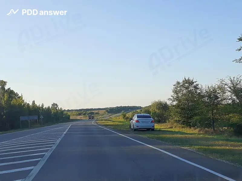 Разрешено ли в показанной обстановке поставить легковой автомобиль на стоянку на обочину для длительного отдыха или ночлега вне населённого пункта?