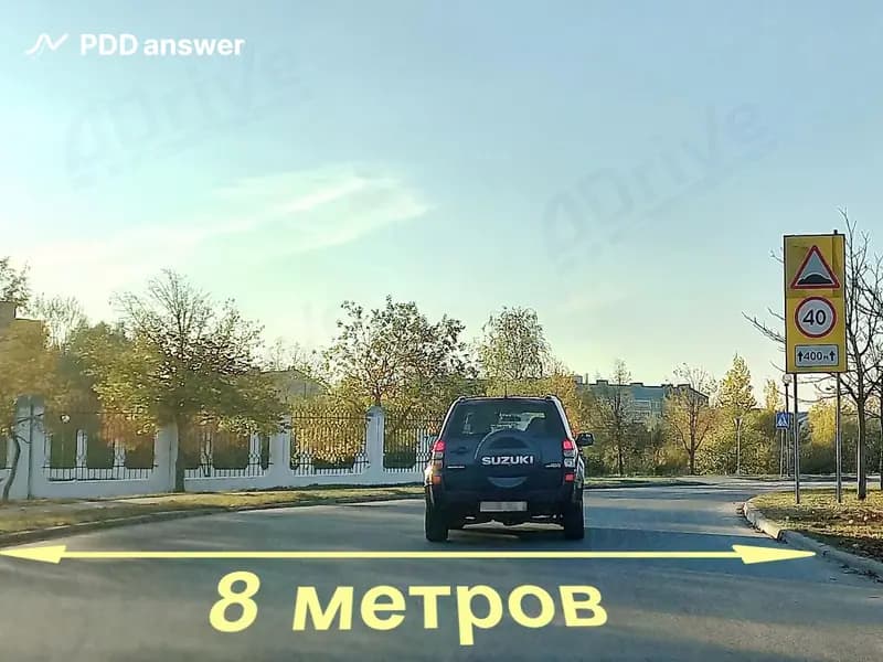 Нарушает ли водитель Правила дорожного движения, двигаясь прямо по центру дороги в показанной ситуации?