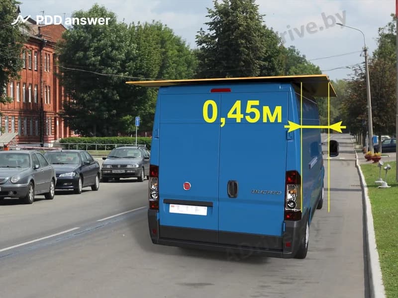 Нарушает ли водитель Правила дорожного движения, перевозя таким образом груз на багажнике сверху, если ширина транспортного средства с грузом не превышает 2.55 м?