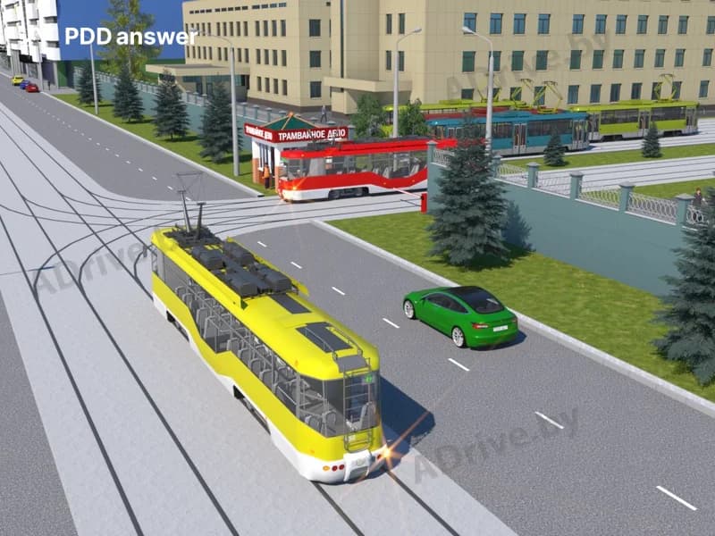 Какому из трамваев обязан уступить дорогу водитель зелёного легкового автомобиля?