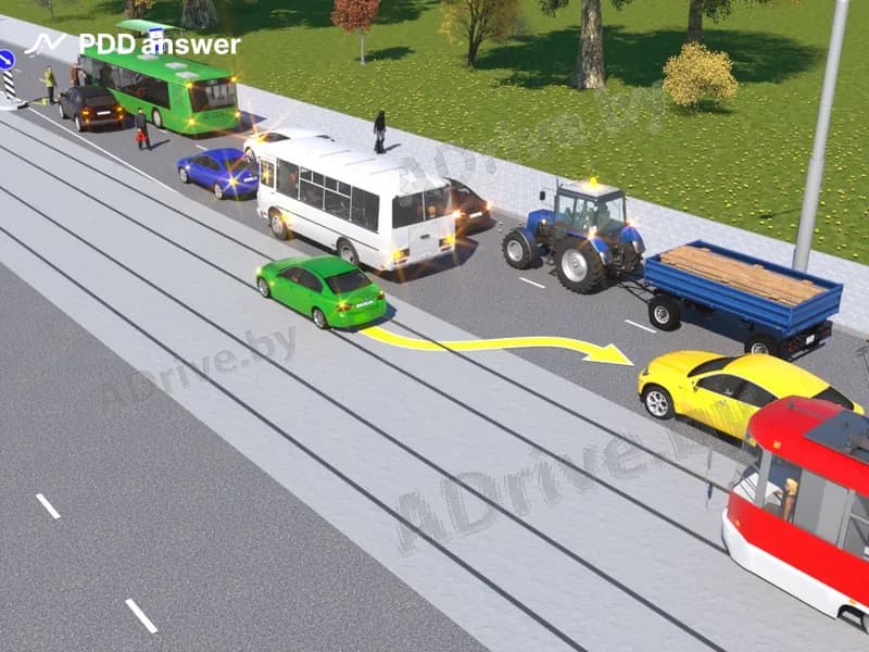 Должен ли водитель жёлтого легкового автомобиля в показанной ситуации дать возможность водителю зелёного легкового автомобиля освободить трамвайный путь и вернуться в ранее занимаемую полосу движения, двигаясь задним ходом, в показанной ситуации?