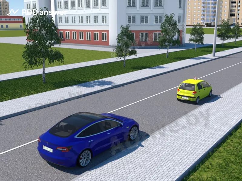 Разрешается ли водителю синего легкового автомобиля совершить обгон учебного автомобиля в показанном месте?