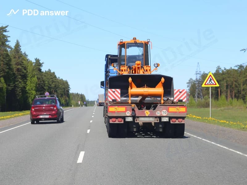 В каком из перечисленных случаев водитель красного автомобиля не нарушит правила выполнения обгона в показанной ситуации?