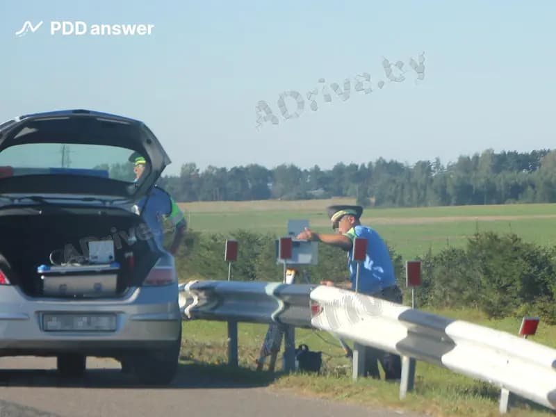 К какому виду административного воздействия должен быть привлечён водитель, если в первый раз превышение установленной скорости на 35 км/ч было зафиксировано работающим в автоматическом режиме специальным техническим средством, а повторно в течение одного года после наложения административного взыскания водитель был остановлен сотрудником ГАИ за превышение установленной скорости движения на 25 км/ч?