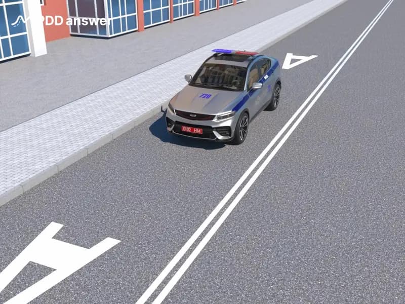 Разрешено ли водителю транспортного средства оперативного назначения движение по занимаемой полосе в показанной ситуации?