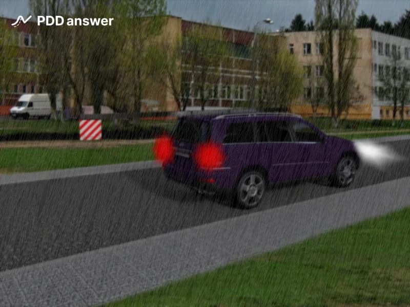 Как должен поступить водитель, если при перевозке крупногабаритного груза (выступающего за габарит более 1 метра) пошёл сильный ливень, и видимость дороги в направлении движения снизилась до 200 метров?