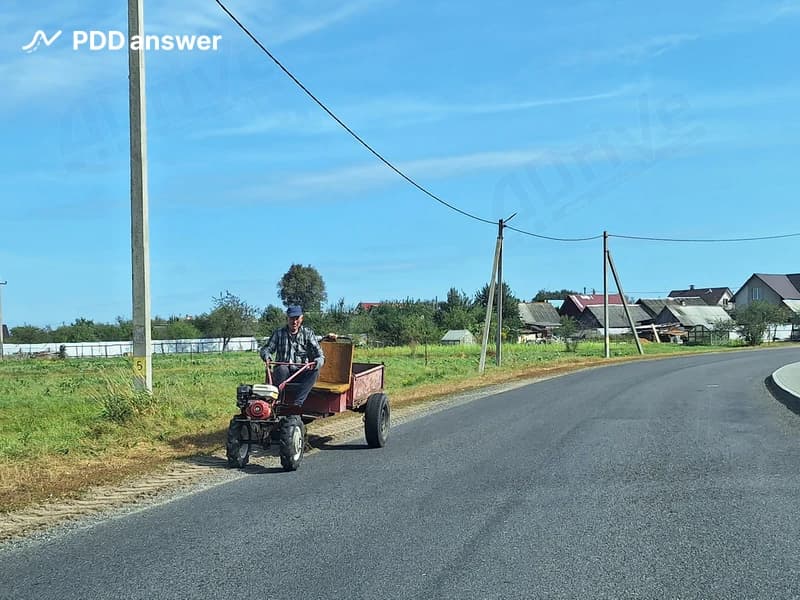 Разрешено ли движение на мотоблоке с прицепом в населённом пункте так как в показанной ситуации?