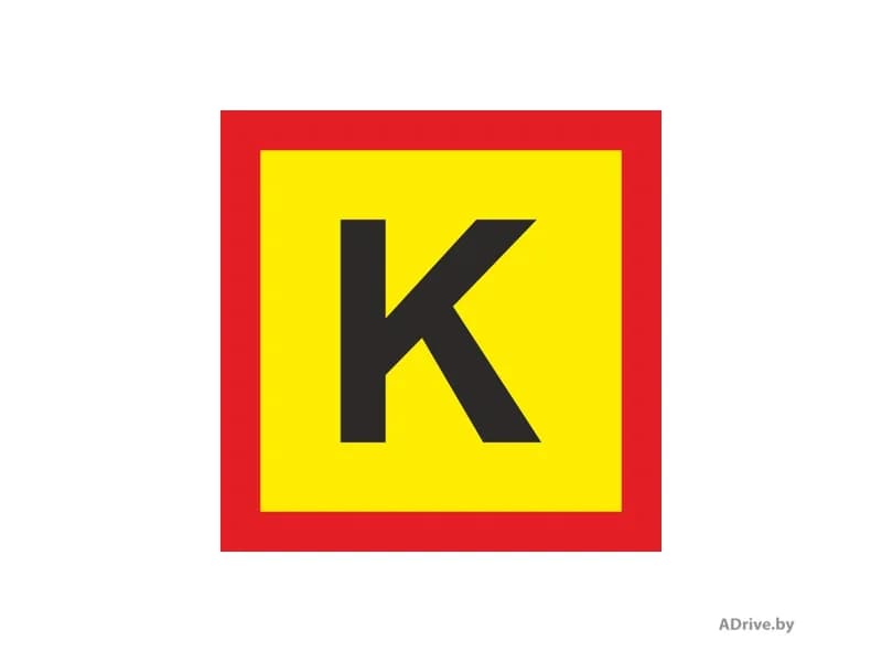 Как должен быть установлен опознавательный знак «Колонна» на транспортном средстве, движущемся в составе транспортной колонны?