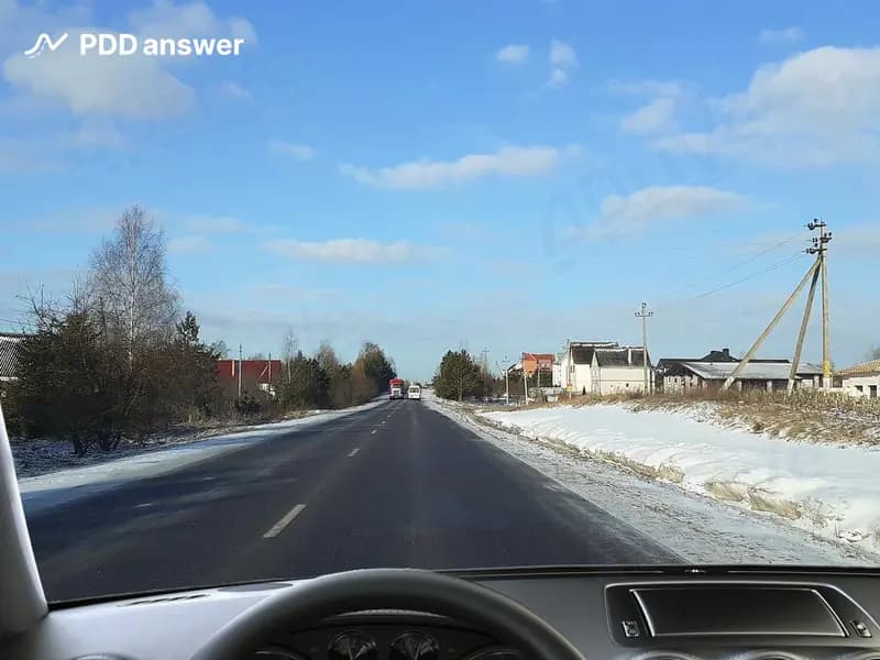 Разрешено ли Вам, управляя легковым автомобилем, остановиться на обочине в показанной ситуации в населённом пункте?