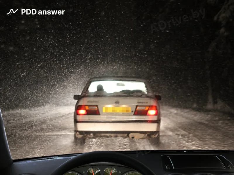 Как Вам следует поступить, управляя легковым автомобилем, ввиду появления вероятности ослепления водителя впереди движущегося в попутном направлении транспортного средства?