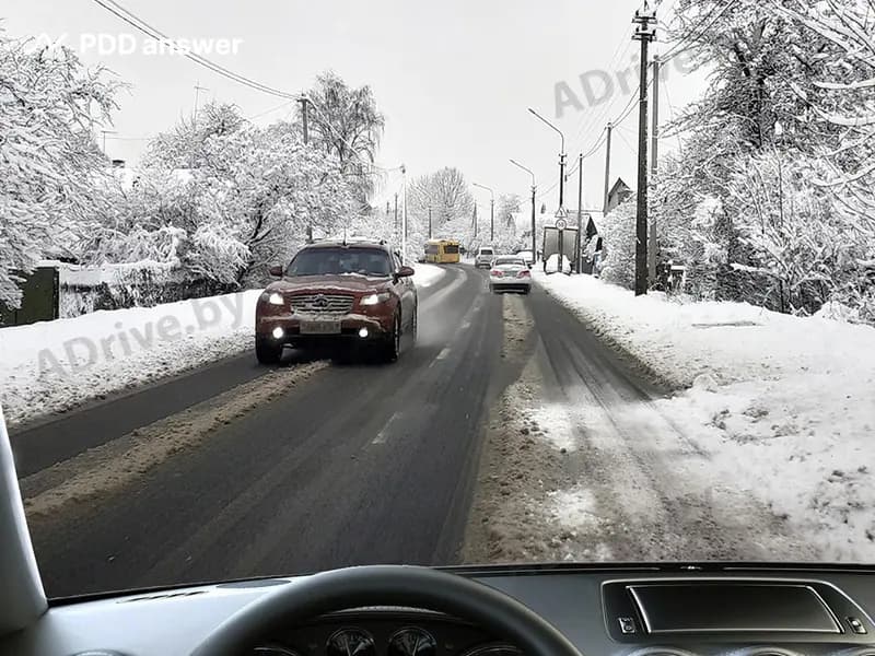 Двигаясь в населённом пункте со скоростью до 60 км/ч, Вы внезапно попали на небольшой скользкий участок дороги. Как необходимо поступить в такой ситуации?