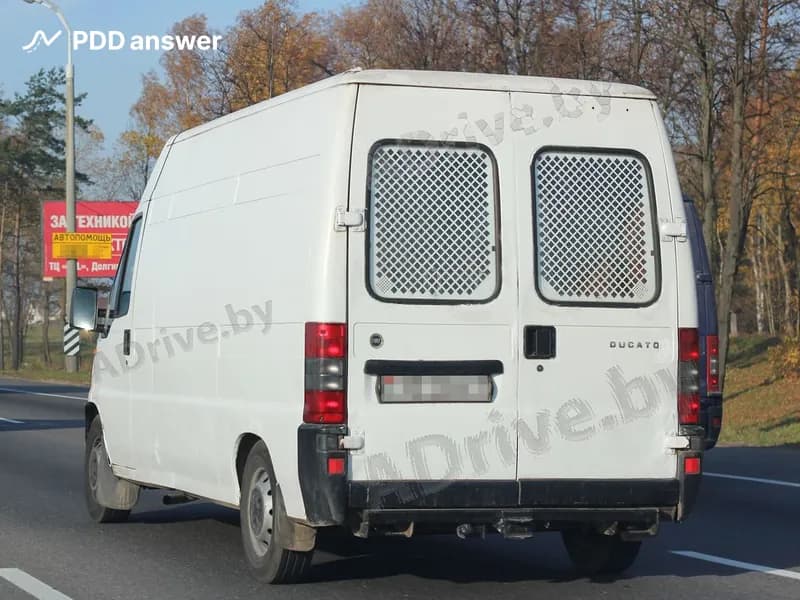 Разрешается ли участие в дорожном движении грузового автомобиля с технически допустимой общей массой до 3.5 тонны, если минимальная остаточная высота рисунка протектора шин (кроме зимних шин механических транспортных средств, предназначенных для эксплуатации на обледеневшем или заснеженном дорожном покрытии во время эксплуатации на указанном покрытии) составляет 1.8 мм, но появился один индикатор износа, расположенный по дну канавки протектора, при неравномерном износе беговой дорожки?