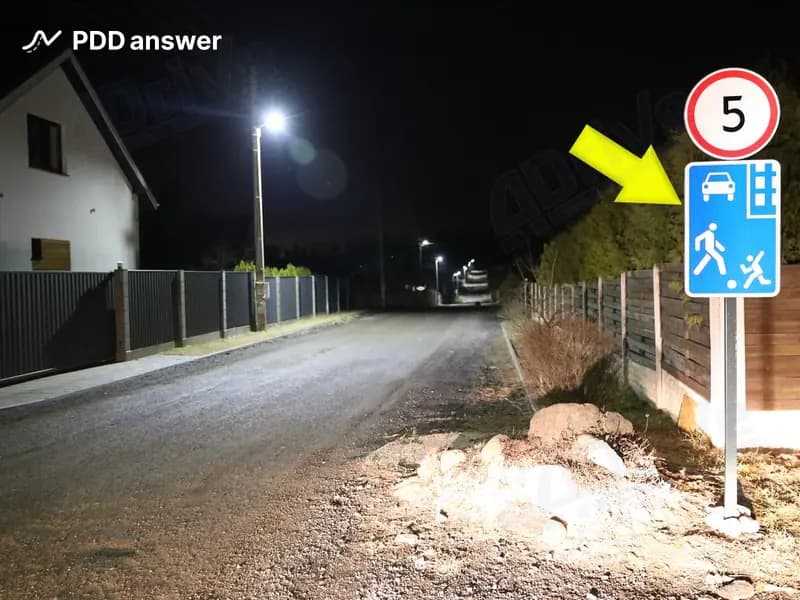 Разрешается ли движение на легковом автомобиле по территории, въезд на которую обозначен показанным дорожным знаком?