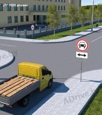 В каких направлениях из перечисленных разрешено продолжить движение водителю грузового автомобиля с технически допустимой общей массой не более 3.5 тонны?