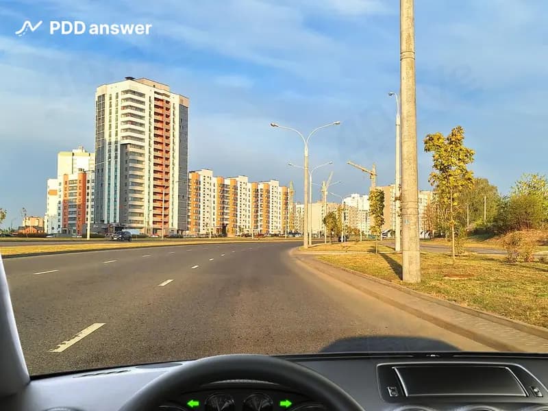 Из-за технической неисправности Ваш автомобиль не может развивать скорость более 40 км/ч. По какой полосе Вам разрешено продолжить движение прямо в показанной ситуации?