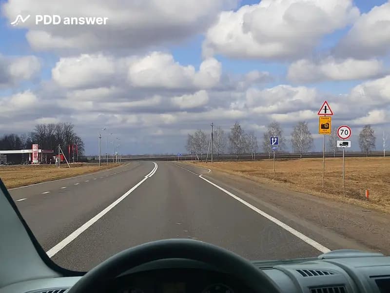 С какой максимальной скоростью Вам разрешено движение при управлении грузовым автомобилем с технически допустимой общей массой не более 3,5 тонны вне населённого пункта в зоне действия показанных дорожных знаков?