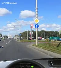 Разрешено ли Вам повернуть направо на прилегающую территорию в показанной ситуации?